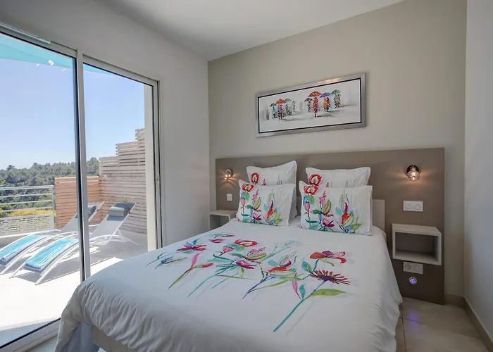 Luxury With Private Pool In Villa Cesseras